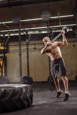 çekiç ile güçlü darbe. güç kavramı