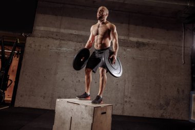 bir atlet çıplak gövde ile rekorunu kırmak istiyor