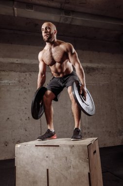 vasıl jimnastik salonu kaldırma halter plaka düşünceli sakallı genç adam