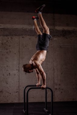 paralel bar üzerinde yapmak su kuyusu-yapılı jimnastikçi