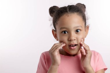 sürpriz küçük esmer kız