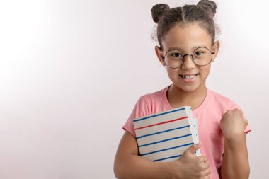 ukala kız iki hairbuns giyiyor yumruk gösterilen