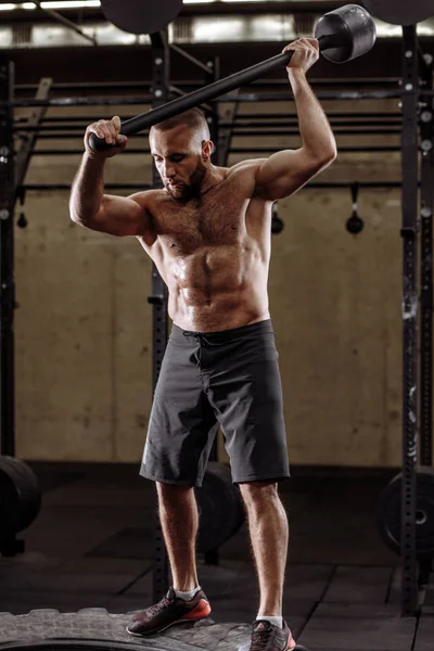 Professionele bodybuilder met hamer — Stockfoto