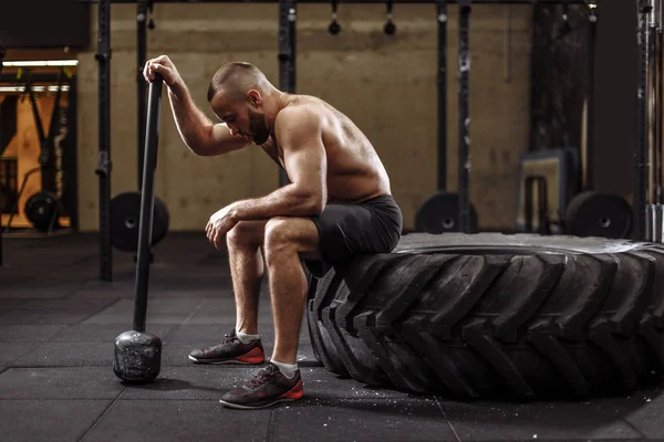 Bodybuilder Beau Avec Les Yeux Fermés Repose Après Avoir Fait — Photo