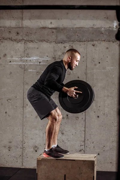 Jóképű srác koncentrálódik, ő jumping — Stock Fotó