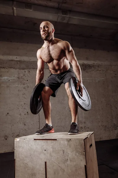 vasıl jimnastik salonu kaldırma halter plaka düşünceli sakallı genç adam