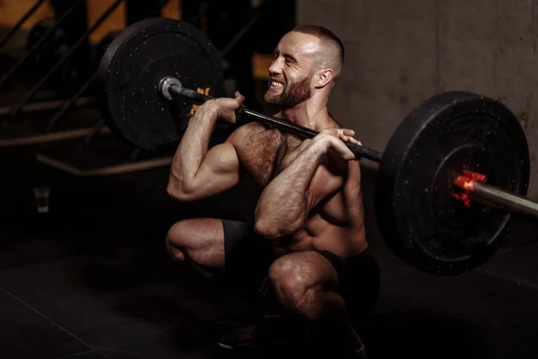 Powerlifting oefening. brutale sexy man uitvoeren deadlift op sportschool — Stockfoto
