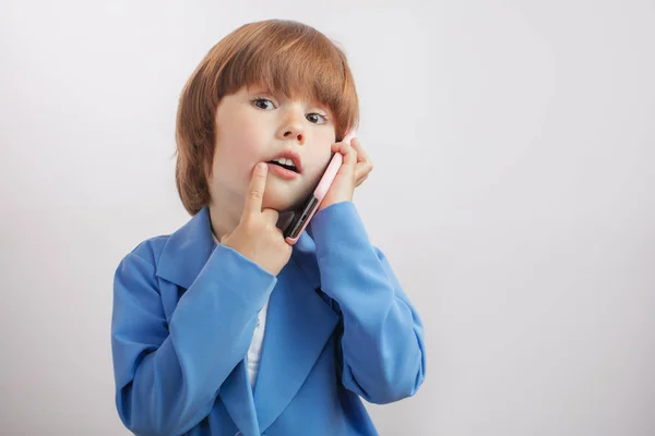 Chico bonito hablando en el teléfono inteligente como grouth — Foto de Stock