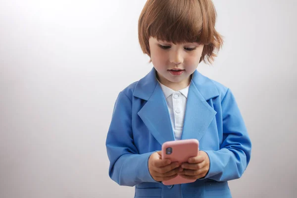 Intelligens fiú, SMS üzenetet, ponline játszik játékok., képek elküldése — Stock Fotó