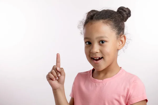 Smart tjej som höjer hennes finger upp — Stockfoto