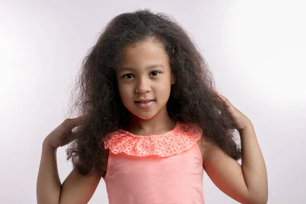 Impresionante niño con nuevo peinado después del salón de spa — Foto de Stock