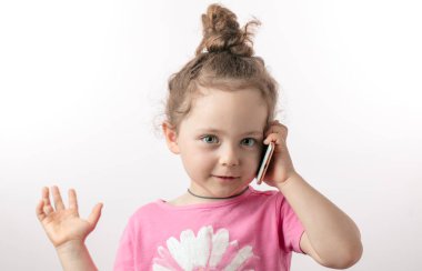 Kızıl saçlı müthiş güzel kız cep telefonuyla konuşuyor. serbest zaman sohbet kavramı