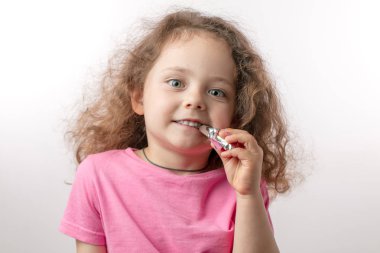 Kırmızı lonf kıvırcık saçlı güzel kız tatlılar hakkında delilik