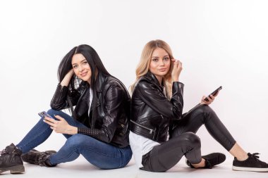 akıllı telefon ile şık kadınlar katta oturan genç