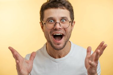 Genç adam mutlu çünkü eşi ona bir varis üretti