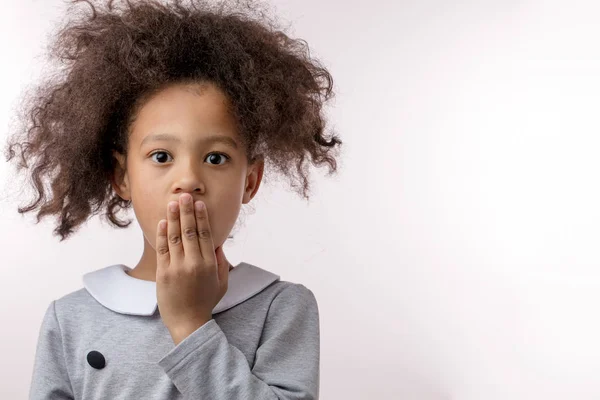 Shoking kid com uma mão na boca — Fotografia de Stock