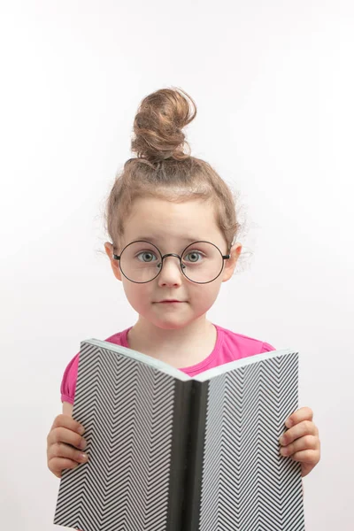 Aimable adorable fille passer du temps sur reading.first livre — Photo