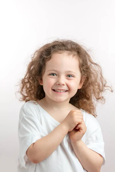 Pozitív vörös hajú gyerek pózol a kamerába — Stock Fotó