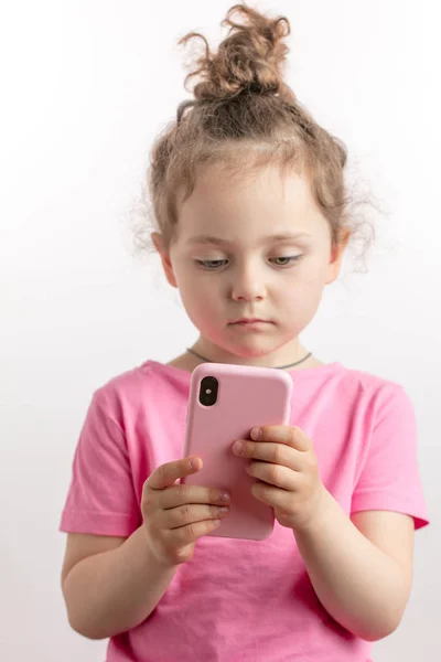 Szép gyömbér lány küld egy üzenetet a szúró telefon — Stock Fotó