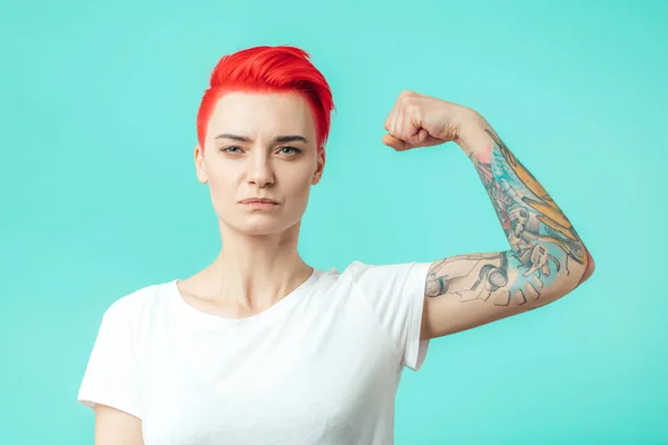 Forte fisiculturista feminino mostrando seus braços — Fotografia de Stock