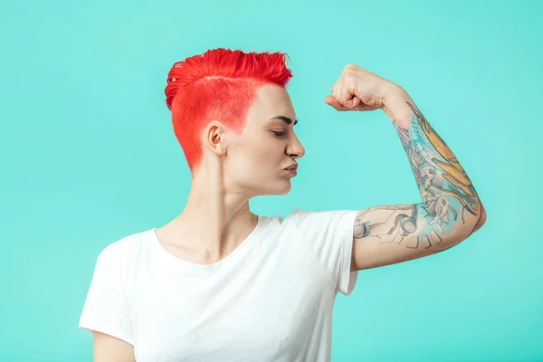 En forma joven mujer está orgullosa de sus trenzas — Foto de Stock