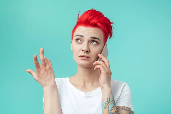 Studente attraente pensieroso sta parlando con un amico sul telefono cellulare — Foto Stock