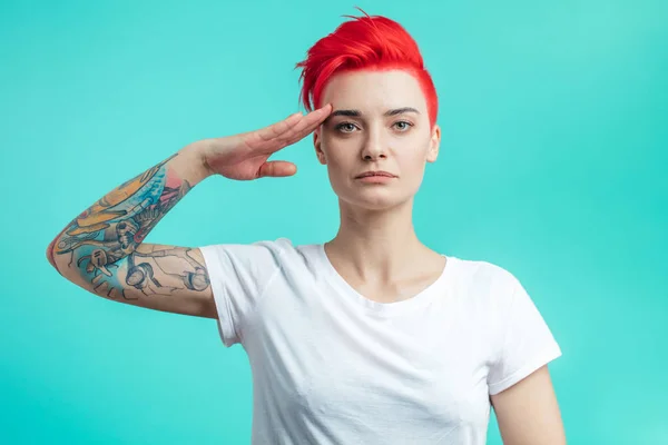 Mujer elegante con pelo rosa y tatuaje haciendo un militar —  Fotos de Stock