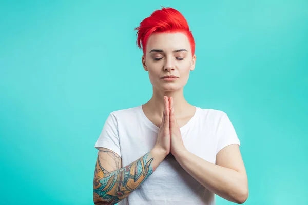 Schitterend meisje hand in hand samen en doen yoga — Stockfoto