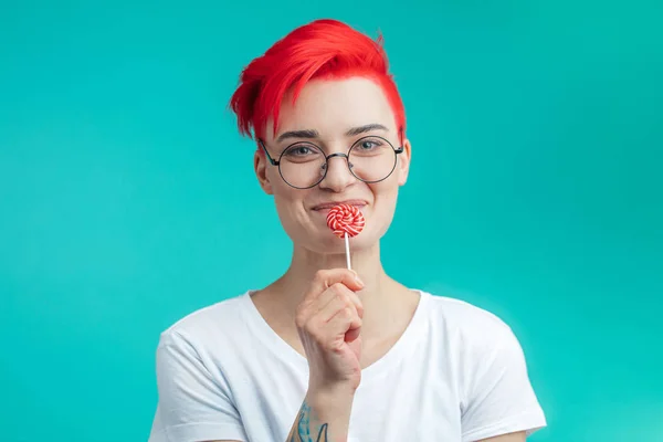 Optimistic girl is going to eat a lollipop — Stock Photo, Image