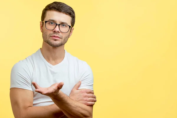 ¿Qué quieres que un joven guapo haga una pregunta? — Foto de Stock