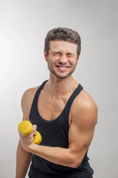 Joven se está entrenando con esfuerzos —  Fotos de Stock