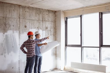 architector yatırımcı ile konuşmak ve açık havada işaret