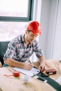 çalışkan mühendisi iş yerinde zaman harcamaktadır