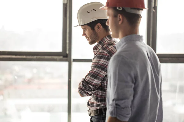 Zwei Ingenieure laufen durch das Büro — Stockfoto