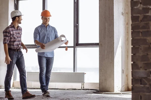 Positive Mitarbeiter sind dabei, ein neues Büro zu entwerfen und zu entwickeln — Stockfoto