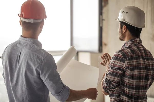 Der kaukasische Arbeiter, der dem Kunden die geleistete Arbeit zeigt — Stockfoto