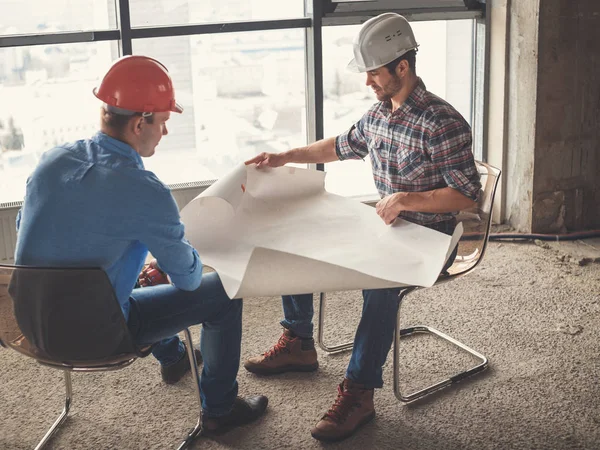 Zwei Männer werden einen Plan für die Konstruktion am Arbeitsplatz zeichnen — Stockfoto