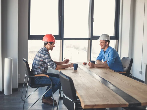 Positivo, construtores rindo estão tendo coffee break — Fotografia de Stock