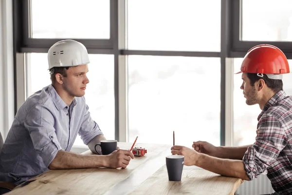 Zwei Ingenieure quatschen am Arbeitsplatz — Stockfoto