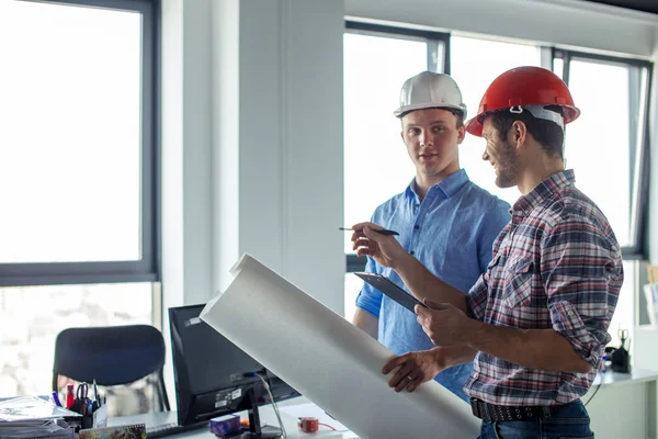 Positiver Teamleiter, der dem Arbeiter Aufgaben überträgt — Stockfoto