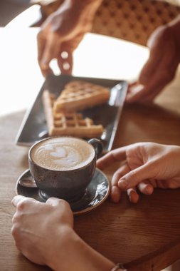 Wafers.top açı görünümü fotoğraf ile İtalyan kapuçino