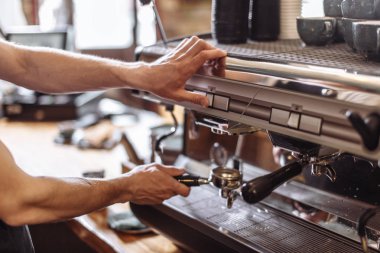 kahve dükkanı sahibi kahve makinesi açma