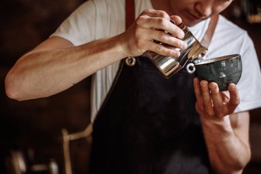 Barista süt içecek yağıyor