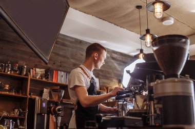 yakışıklı garson emir