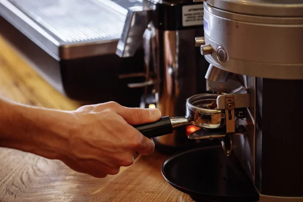 Close-up foto. een man bereidt smakelijke koffie voor bezoekers — Stockfoto