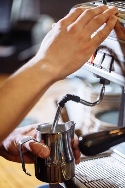 Nahaufnahme. Ein Barista macht seine Arbeit — Stockfoto