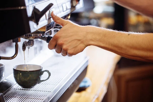 Männerhände gießen Wasser in die Tasse — Stockfoto