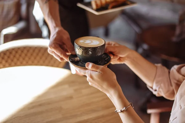 Kvinna har köpt hett kaffe på café — Stockfoto