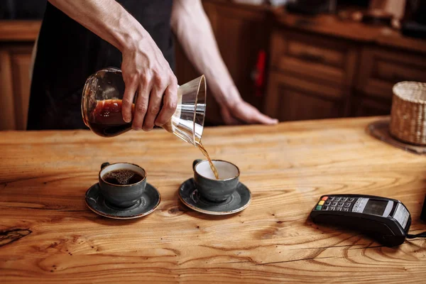 Männer halten Chemex in Händen und gießen Kaffee ein — Stockfoto