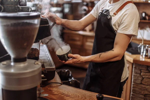 A guy is pouring hot water in the cup in the coffee bar — Stock Photo, Image